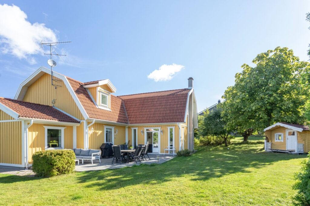 Tillbyggnad av takkupa 2 planshus. Södertälje Fornhöjden