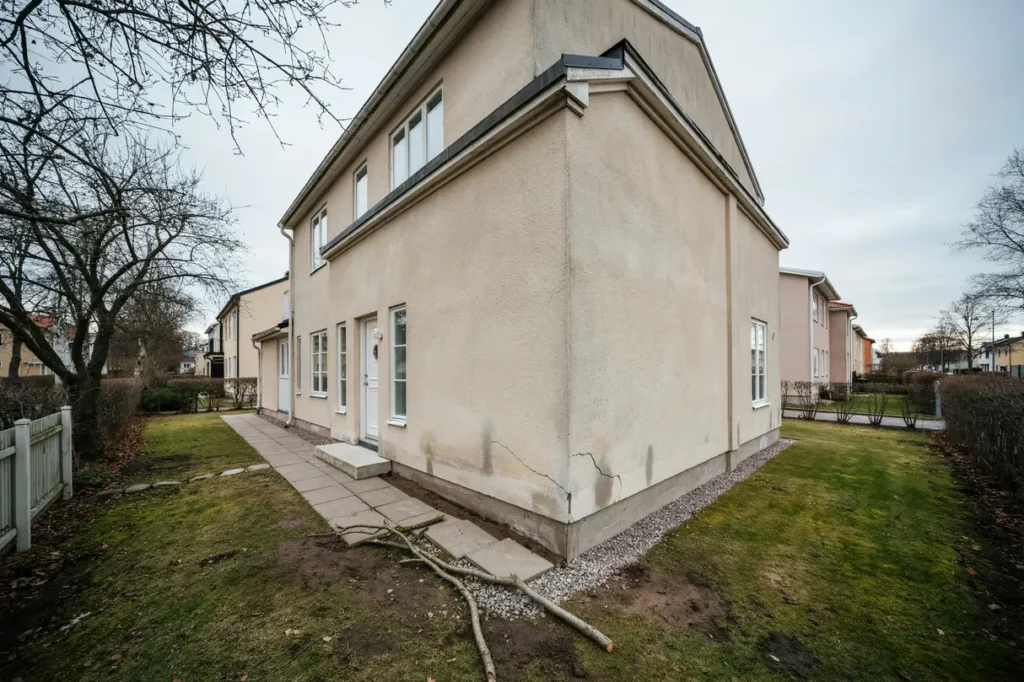 s uppt cker du s ttningar runt huset tecken i grund v ggar och mark att ta p allvar